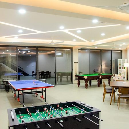 Pearl Lakeview Mansion By Stayvista - Lakeside Villa With Infinity Pool, Jacuzzi, In-House Theatre & Games Room อิกัตปุรี ภายนอก รูปภาพ