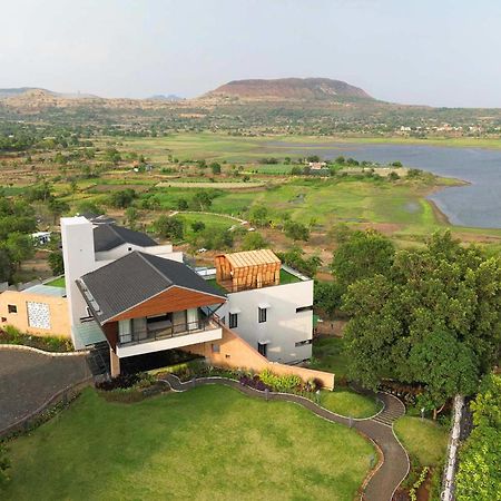 Pearl Lakeview Mansion By Stayvista - Lakeside Villa With Infinity Pool, Jacuzzi, In-House Theatre & Games Room อิกัตปุรี ภายนอก รูปภาพ