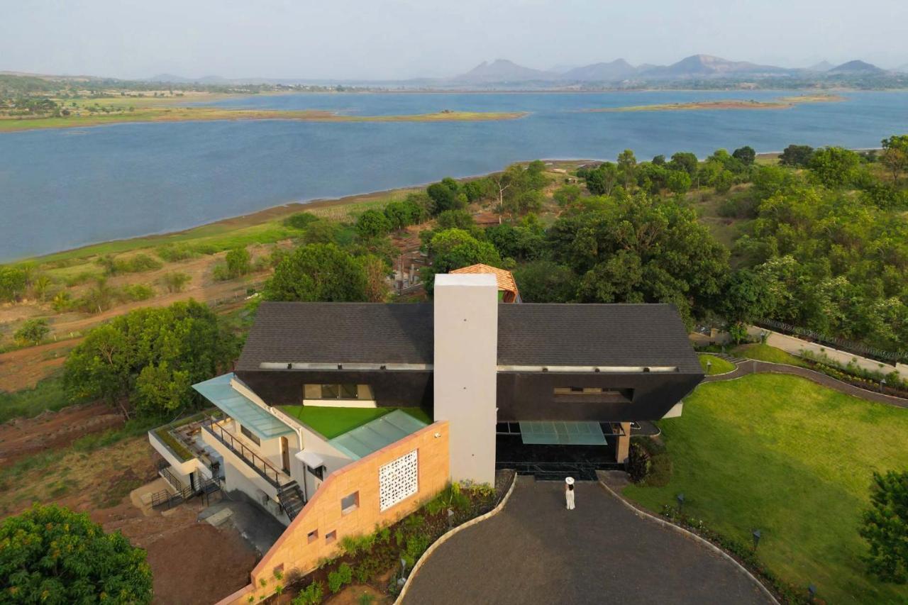 Pearl Lakeview Mansion By Stayvista - Lakeside Villa With Infinity Pool, Jacuzzi, In-House Theatre & Games Room อิกัตปุรี ภายนอก รูปภาพ