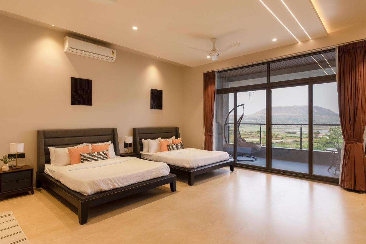 Pearl Lakeview Mansion By Stayvista - Lakeside Villa With Infinity Pool, Jacuzzi, In-House Theatre & Games Room อิกัตปุรี ภายนอก รูปภาพ