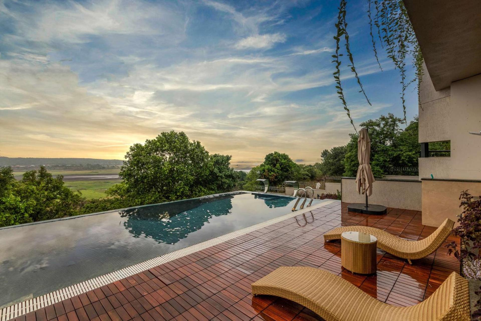 Pearl Lakeview Mansion By Stayvista - Lakeside Villa With Infinity Pool, Jacuzzi, In-House Theatre & Games Room อิกัตปุรี ภายนอก รูปภาพ
