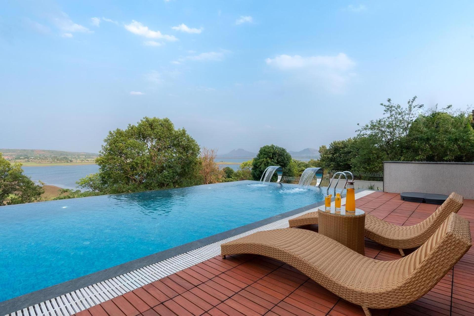 Pearl Lakeview Mansion By Stayvista - Lakeside Villa With Infinity Pool, Jacuzzi, In-House Theatre & Games Room อิกัตปุรี ภายนอก รูปภาพ