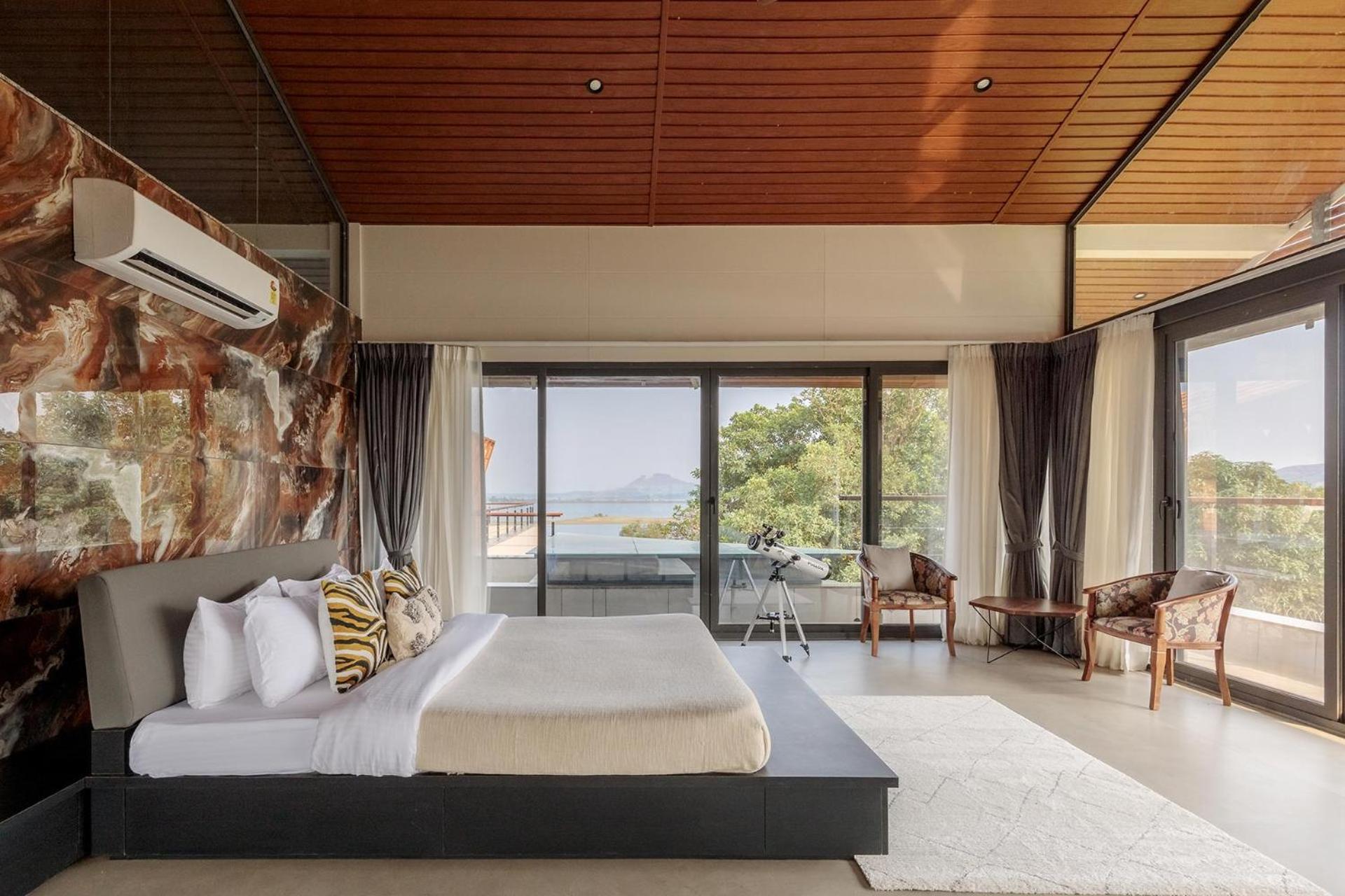 Pearl Lakeview Mansion By Stayvista - Lakeside Villa With Infinity Pool, Jacuzzi, In-House Theatre & Games Room อิกัตปุรี ภายนอก รูปภาพ